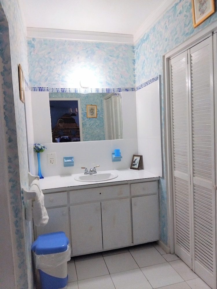 Standard Room, 1 King Bed, Pool Access photo 2