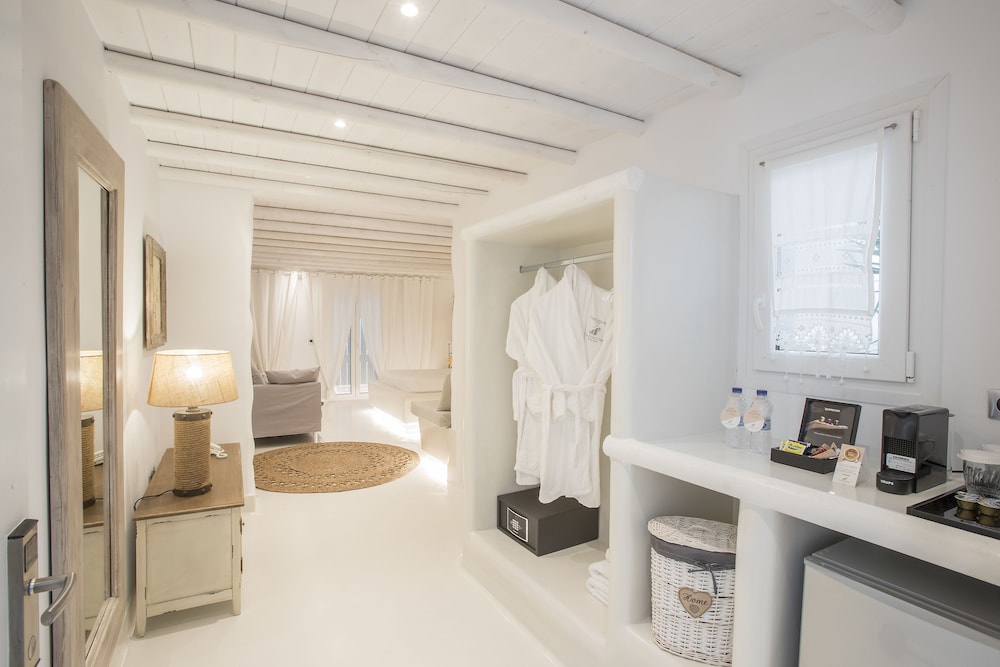 Superior Suite - Photo 11
