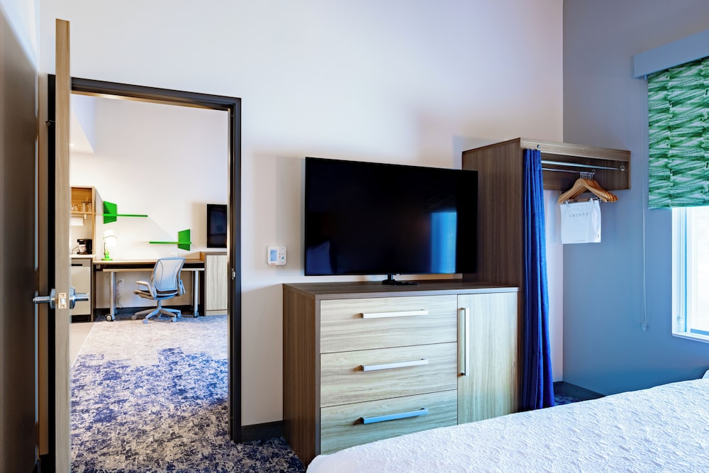Suite, 1 King Bed, Accessible (Hearing) photo 2