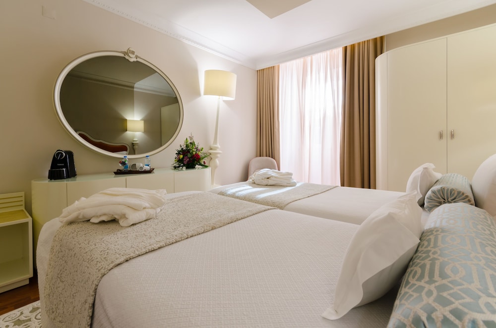 Standard Triple Room (Chiado View)