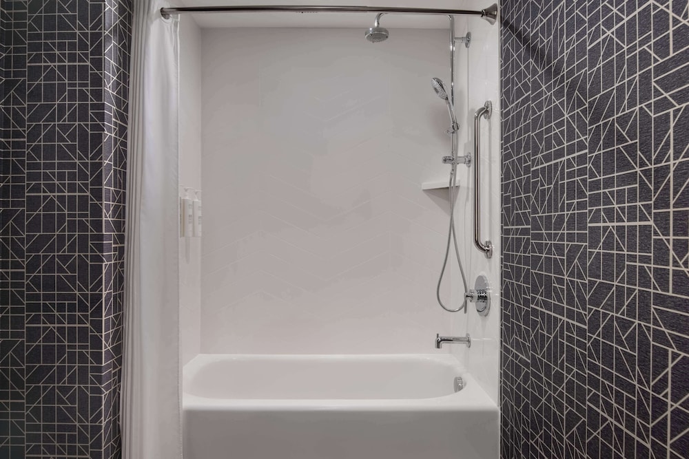 Room, 1 Bedroom, Accessible, Bathtub (Washer & Dryer) - Photo 5