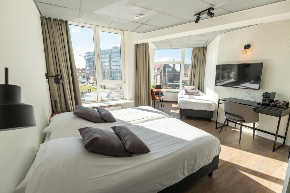 Basic Triple Room, City View photo 2