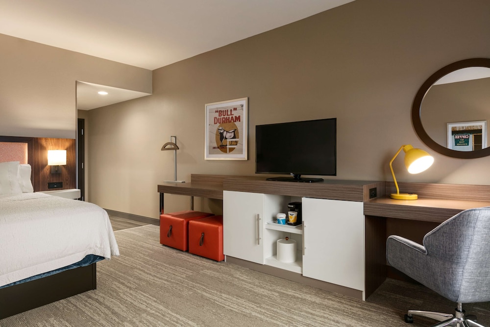 Room, 1 King Bed, Refrigerator photo 2