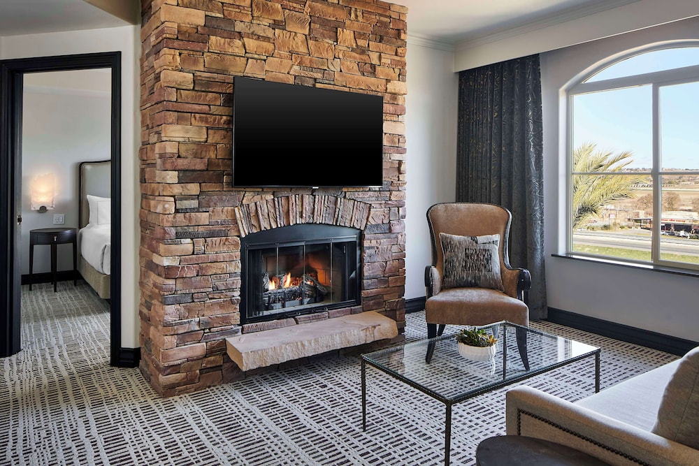Suite, 1 Bedroom - Photo 3