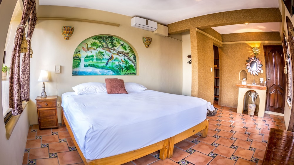 Room, 1 King Bed, Balcony - Photo 6