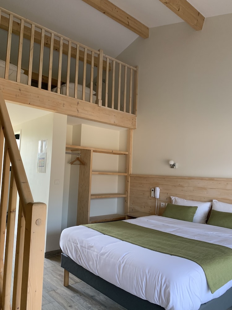 Quadruple Room, 1 Queen Bed and 2 Single Beds photo 2