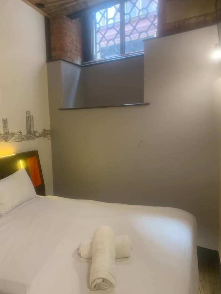 Lower Ground Double Room with Window photo 2