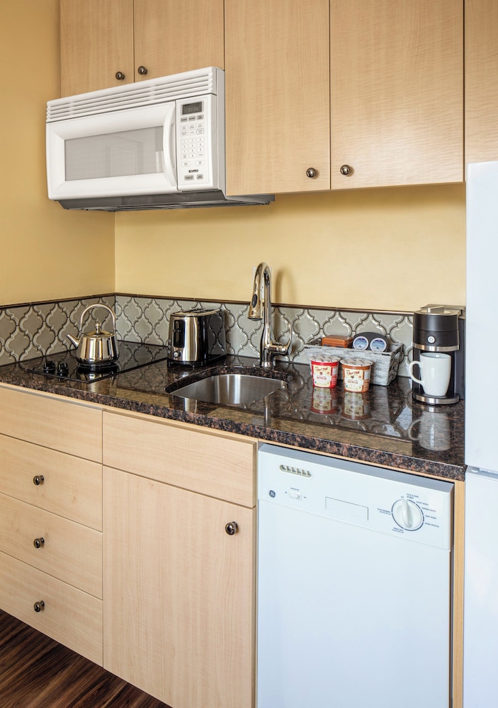 Deluxe Suite, 1 Bedroom, Accessible, Kitchen - Photo 5