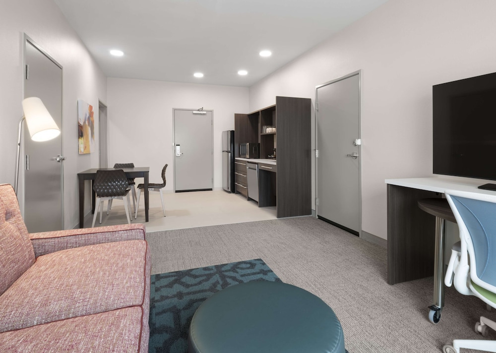 Studio, 1 King Bed, Accessible (Mobility, Hearing, Roll-In Shower) - Photo 3