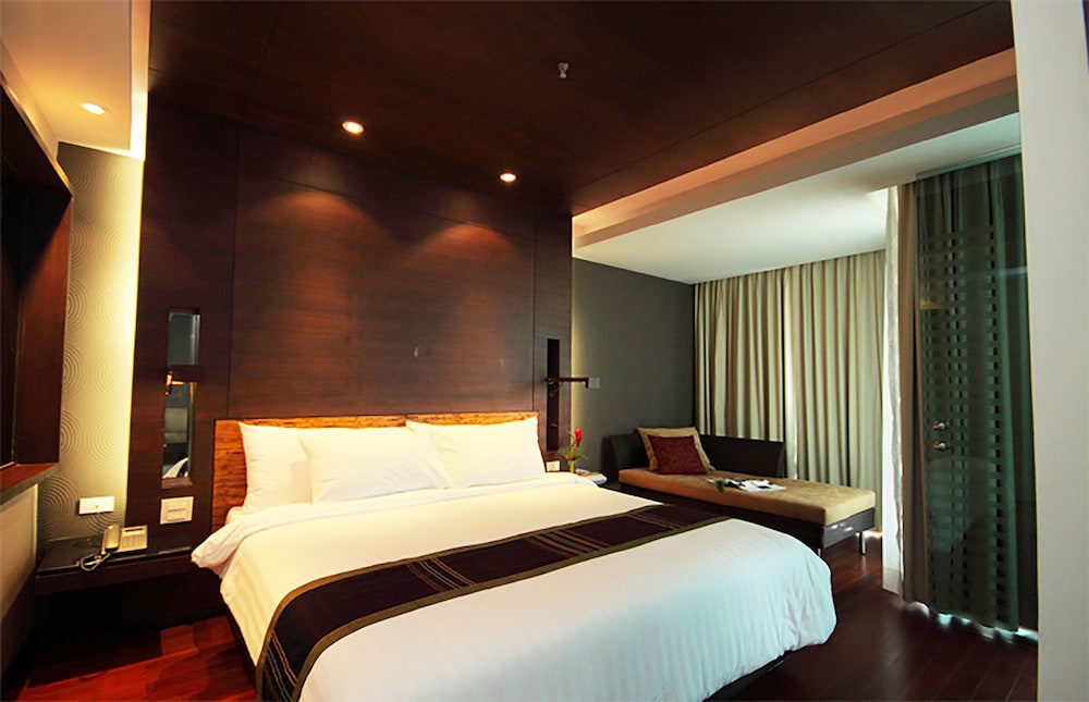 Suite at Pool - Photo 4