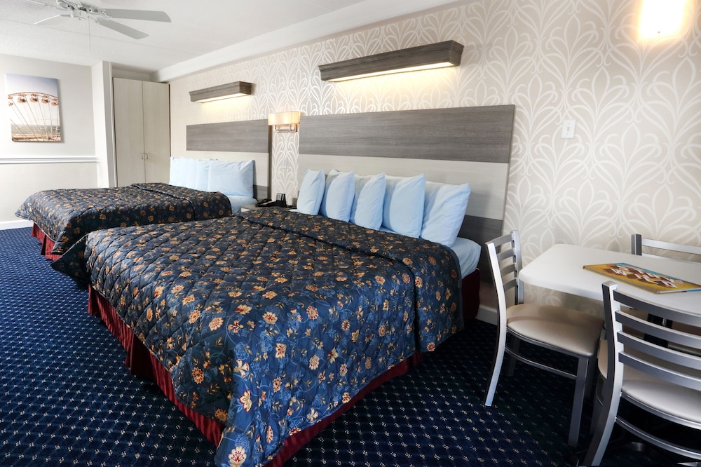 Basic Room, 2 King Beds, Poolview, A1 Unit photo 2