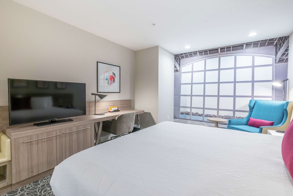 Room, 1 King Bed, Accessible (Hearing) - Photo 2