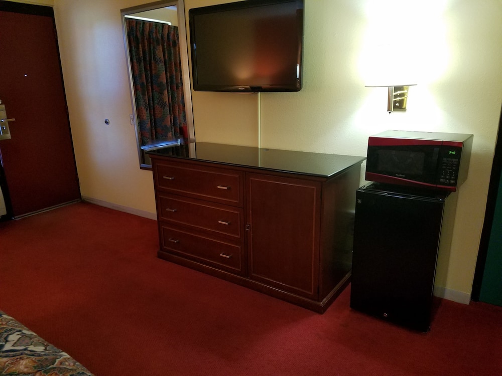 Basic Single Room, 1 King Bed, Smoking photo 3