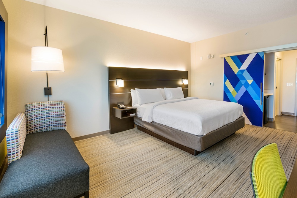 Suite, 1 King Bed with Sofa bed, Accessible (Mobility, Access Tub) photo 3