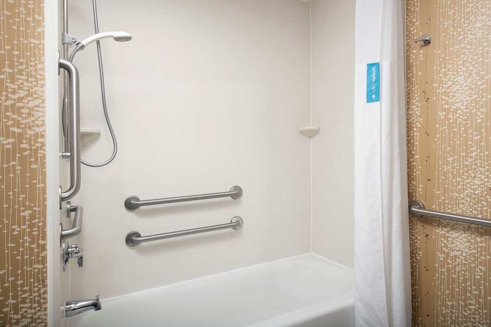Room, 1 King Bed, Non Smoking, Bathtub - Photo 4