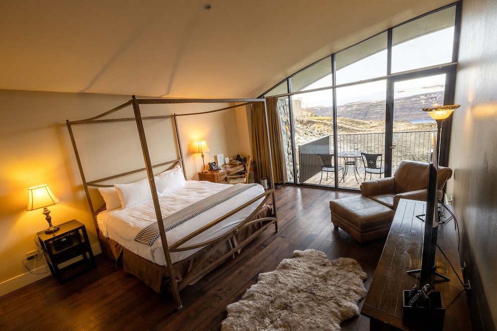 Signature Suite, 1 King Bed, Mountain View