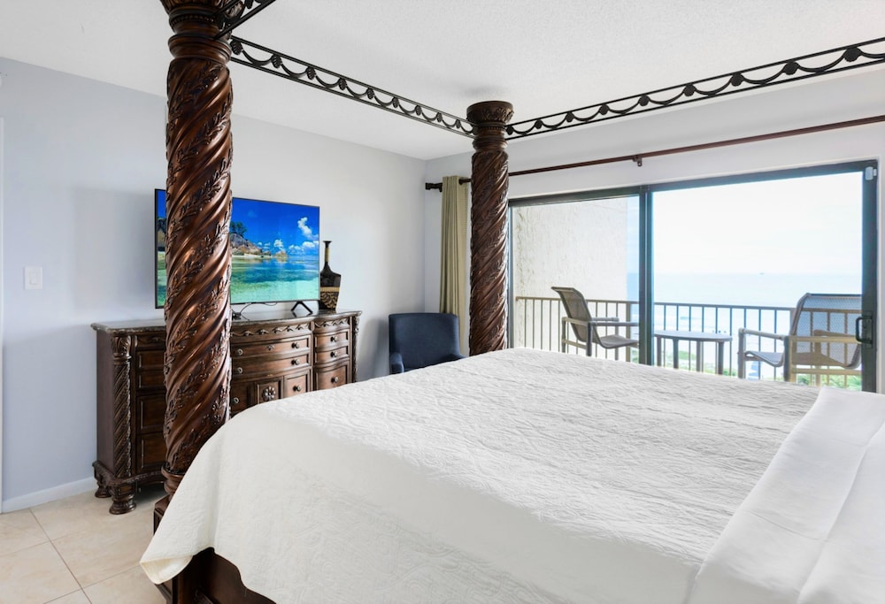 Condo, 3 Bedrooms, Oceanfront photo 1