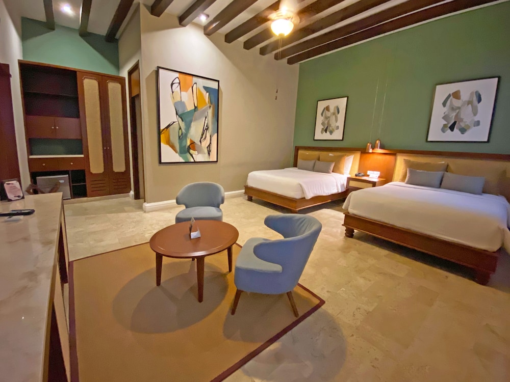Luxury Room, 2 Queen Beds, Pool View - Photo 3