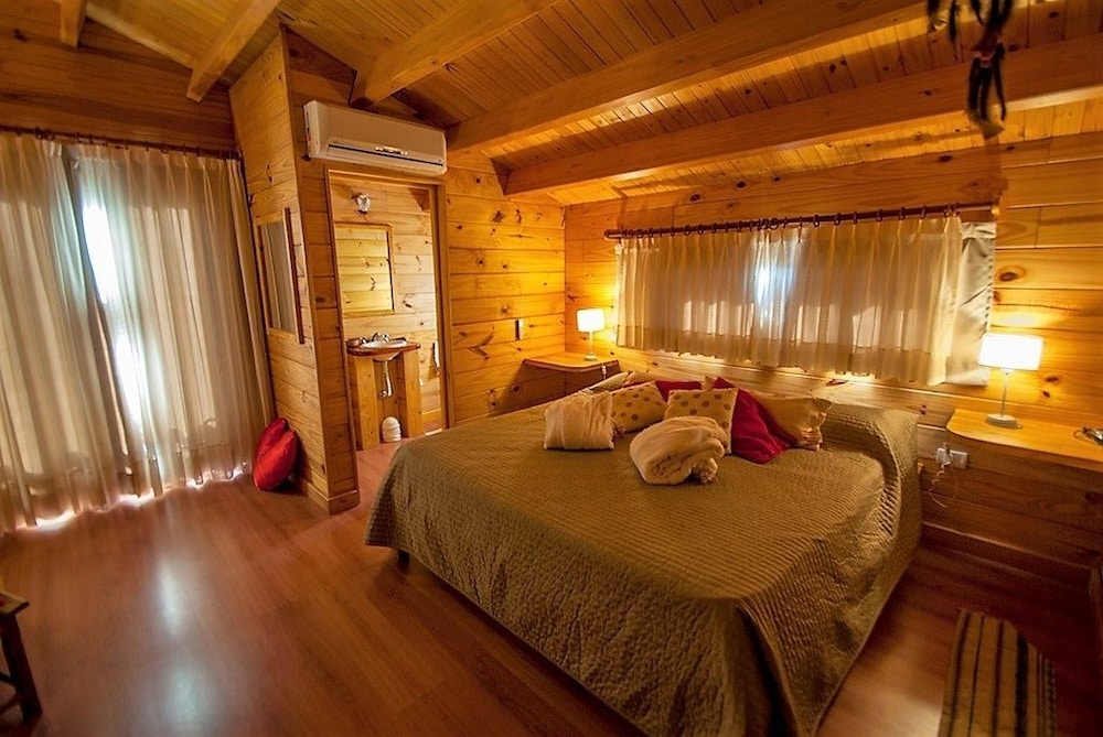 Deluxe Cabin, 1 Queen Bed, Non Smoking, Private Bathroom (Romantic Luxury C) photo 1