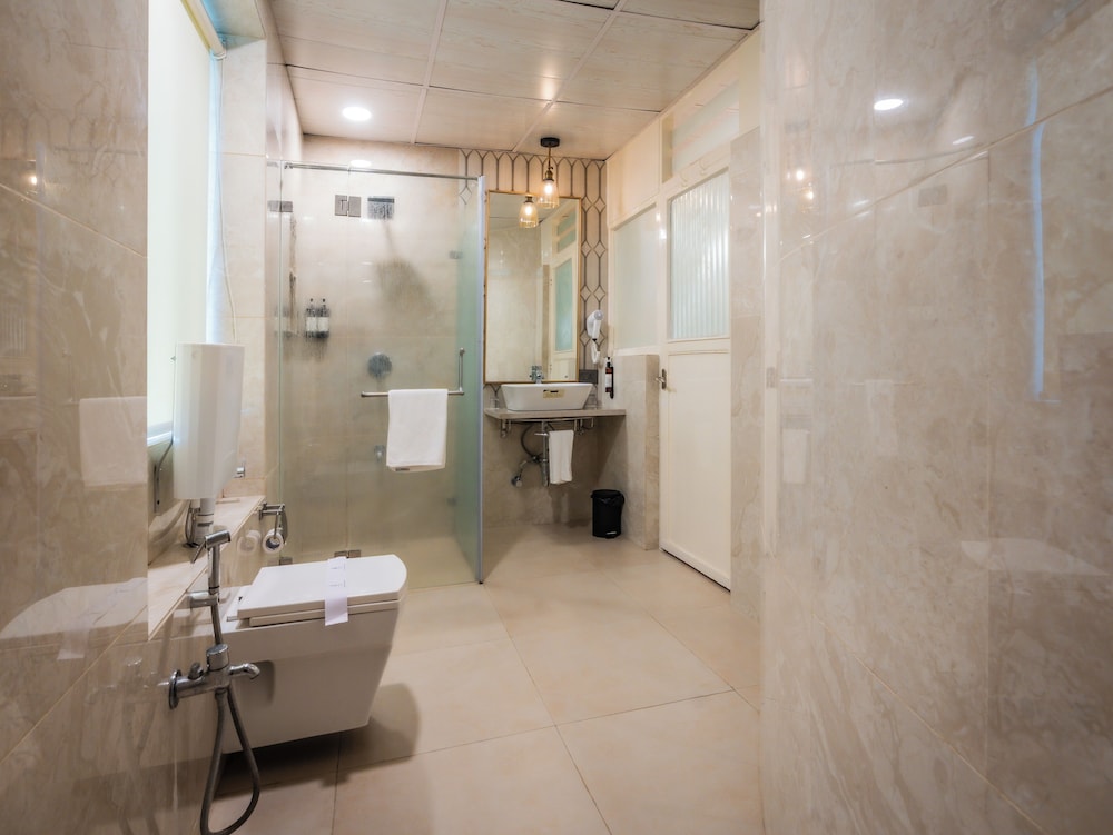 Executive Room - Photo 11
