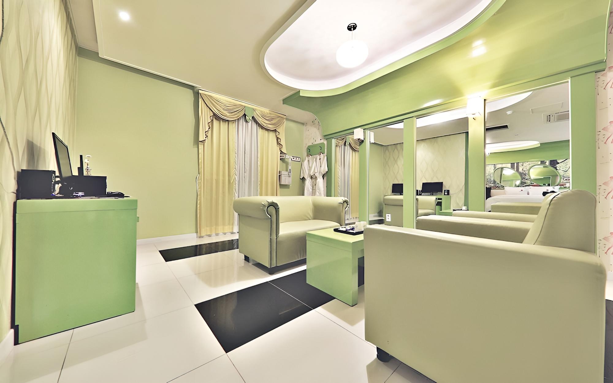 Room (Suite - 1 room 1 private parking lot )