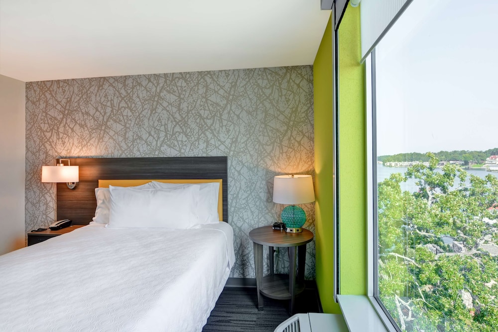 Suite, 1 Queen Bed, Accessible (Roll-In Shower) photo 1