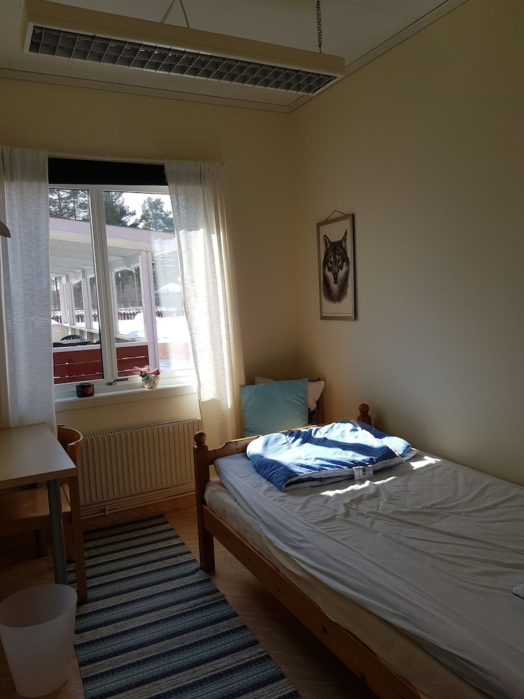 Basic Single Room, Shared Bathroom photo 1