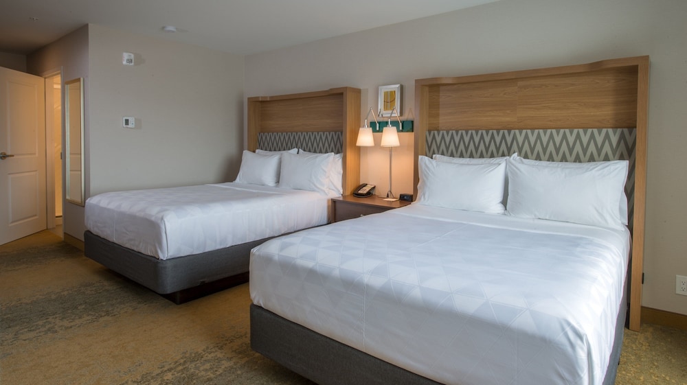 Premium Room, 2 Queen Beds - Photo 7