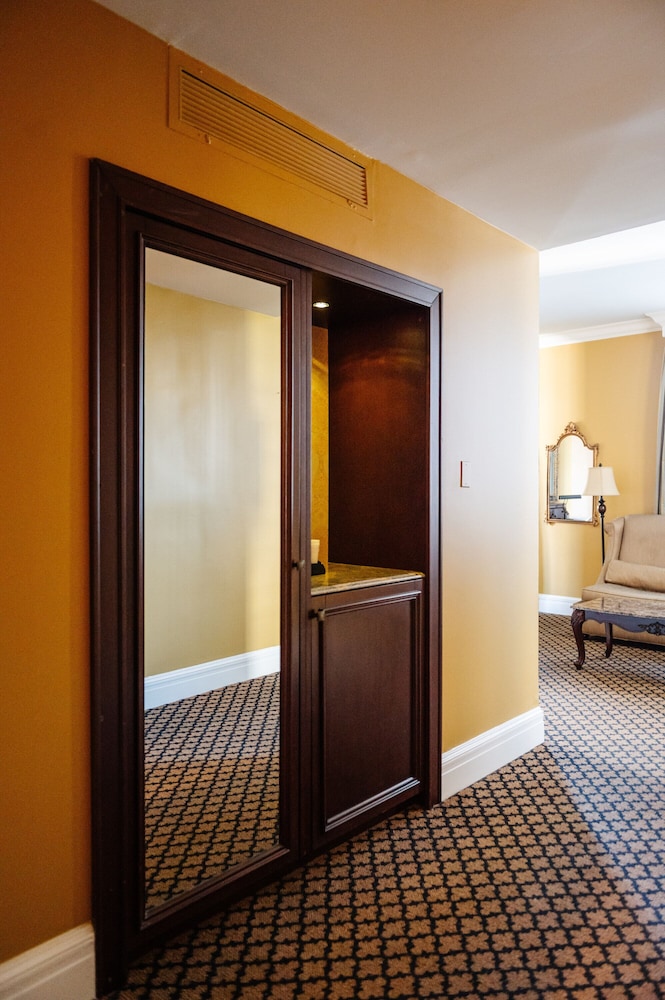 King Suite (24/7 Front Desk) - Photo 3