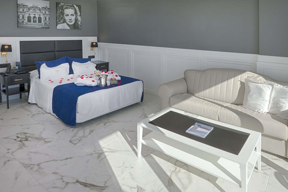 Triple Room thumbnail 6