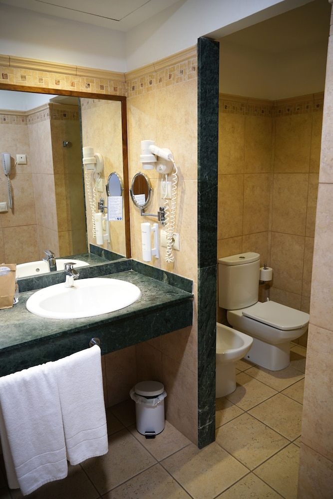 Family Quadruple Room (2 adults + 2 children) Family Quadruple Room (2 adults + 2 children)