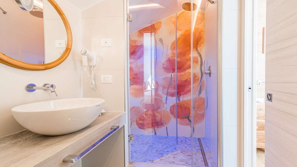 Standard Double or Twin Room - Photo 8