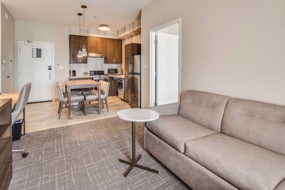 Suite, 2 Bedrooms - Photo 1