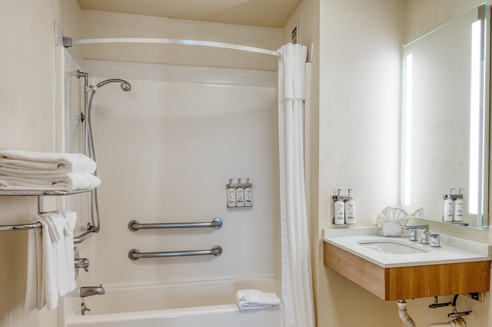 Suite, 1 Queen Bed, Accessible (Communications Accessible) - Photo 5