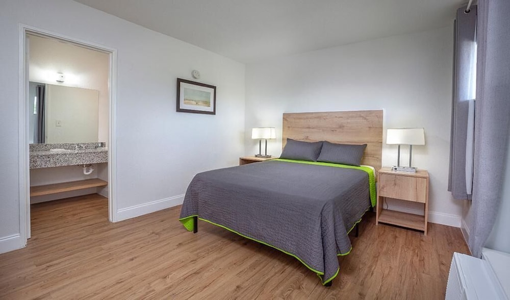 Basic Room, 1 Queen Bed - Photo 1