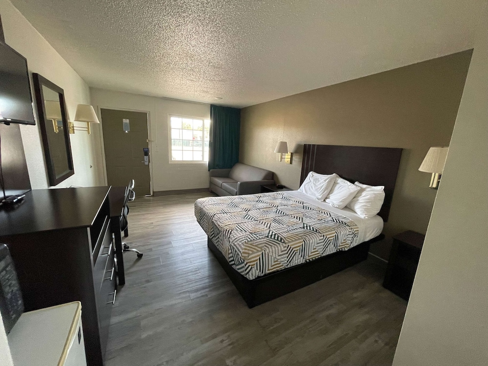Deluxe Room, 1 Queen Bed, Non Smoking photo 2