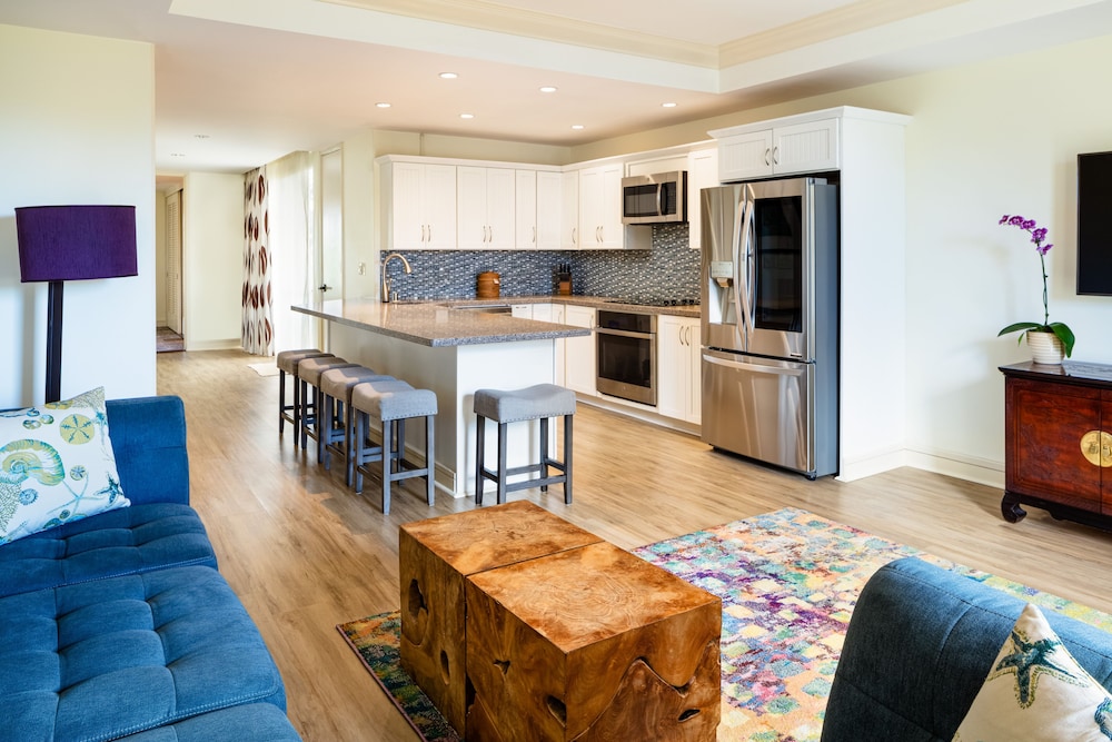 Residential Suite, 1 King Bed, Full Kitchen, Garden View
