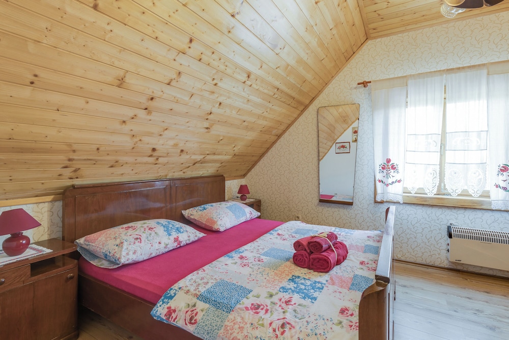 Family House, Multiple Bedrooms, 2 Bathrooms, Mountainside (Rustic Cottage With Heated Pool)