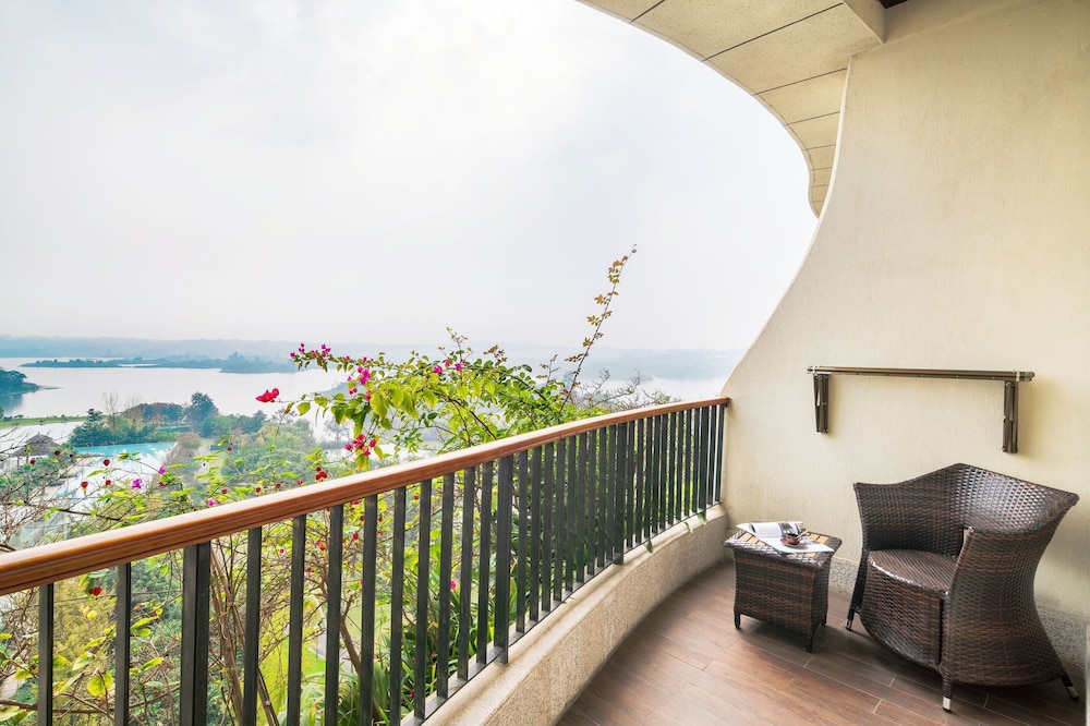 Premium Room, 2 Double Beds, Balcony, Lake View