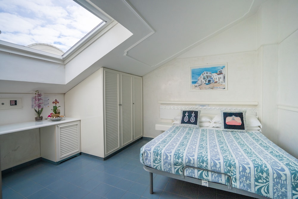 Standard Double or Twin Room - Photo 12