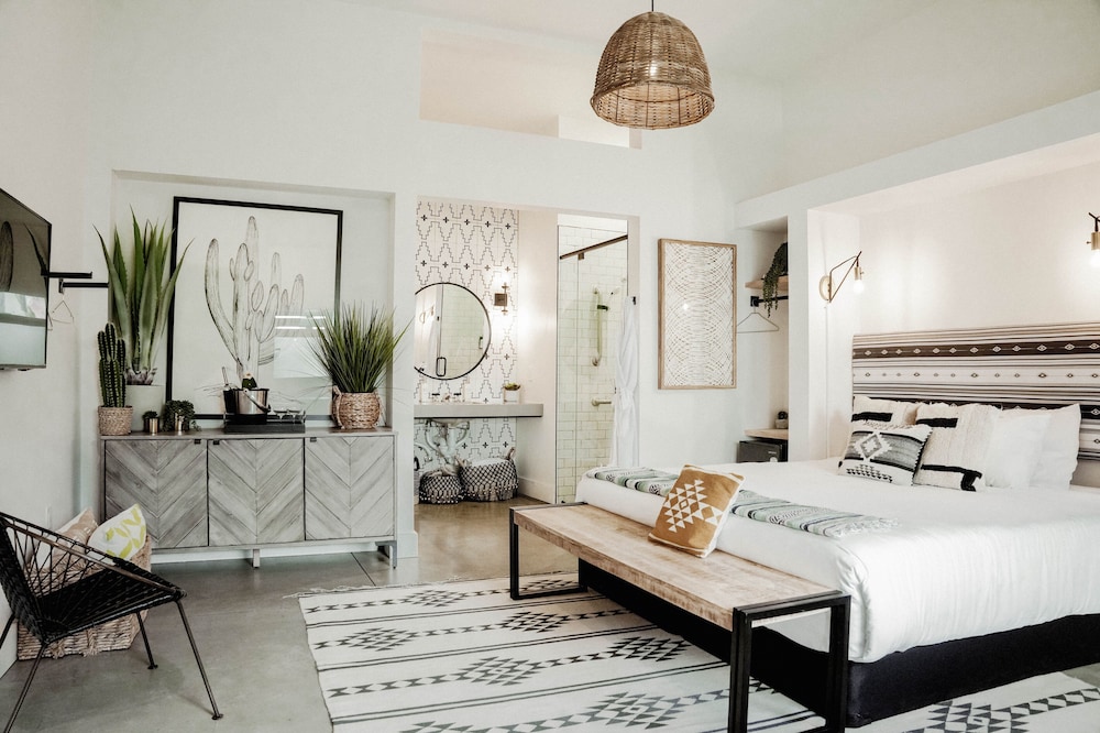 Premium Room, 1 King Bed, Courtyard View photo 1