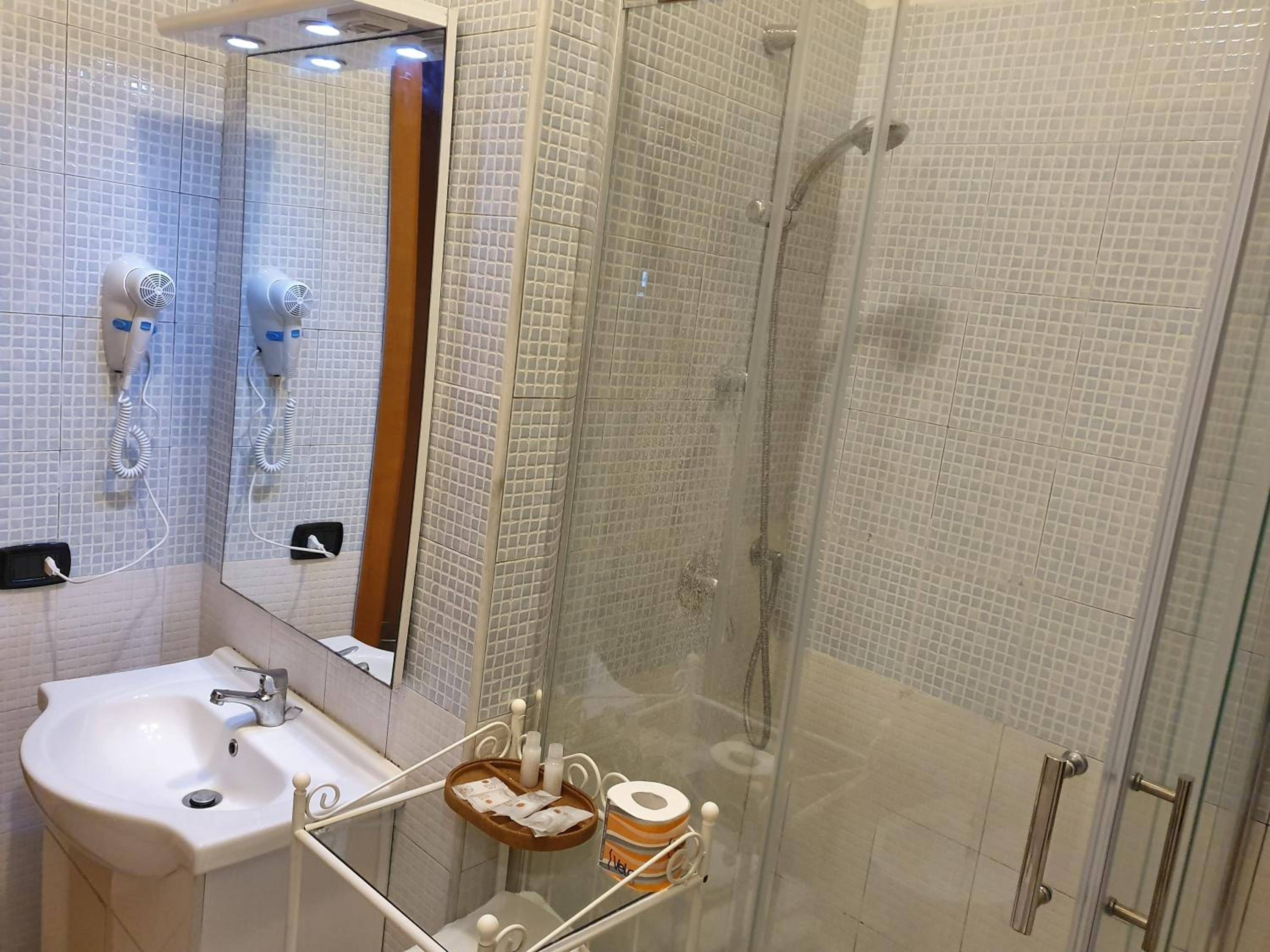 Small Double Room - Photo 1