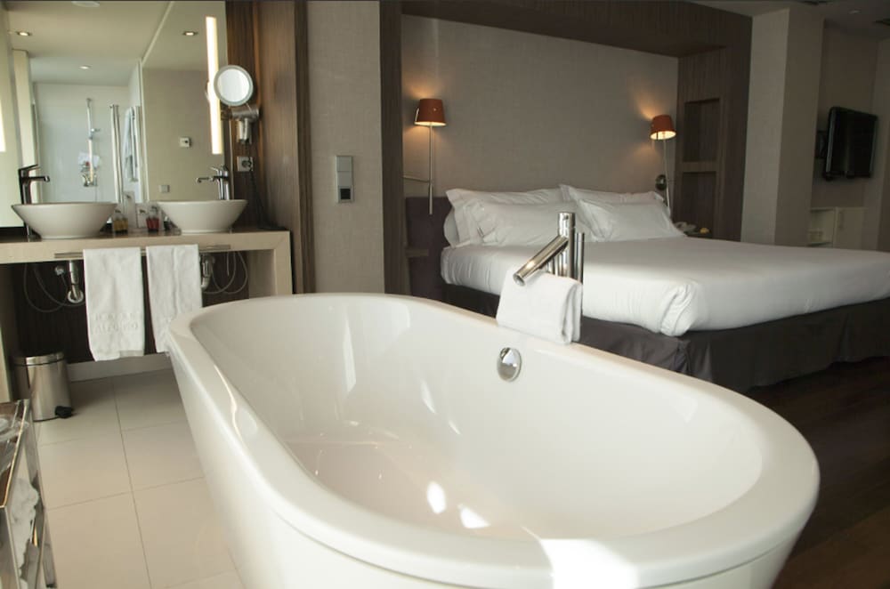 Suite - Photo 11