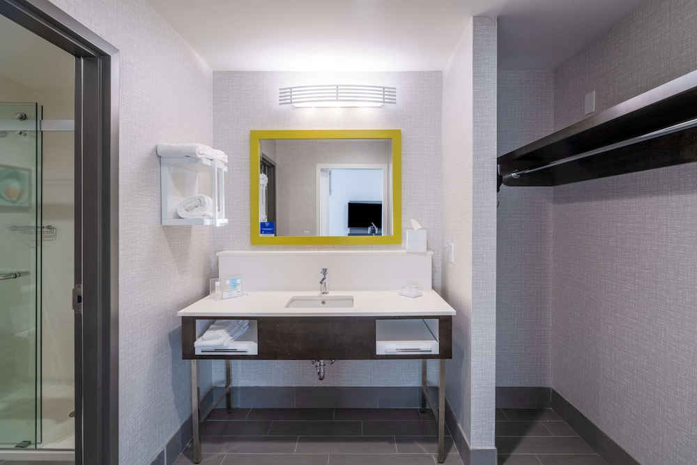 Suite, 1 King Bed, Accessible - Photo 6