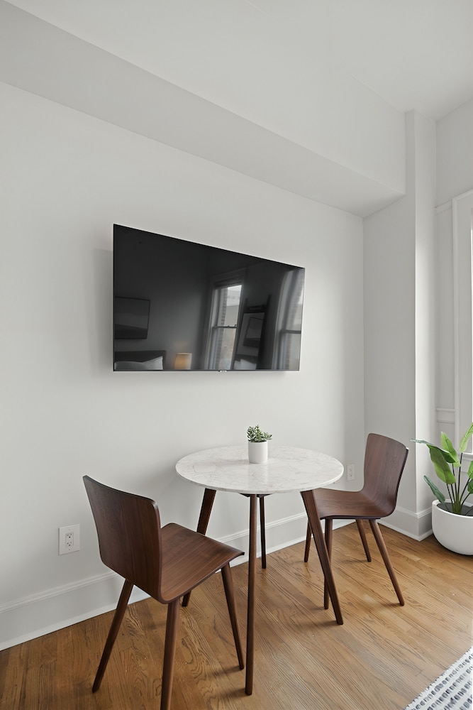Available room thumbnail 6