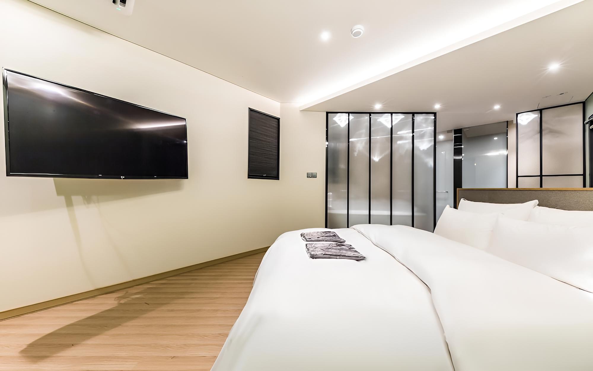 Room (Suite) - Photo 9