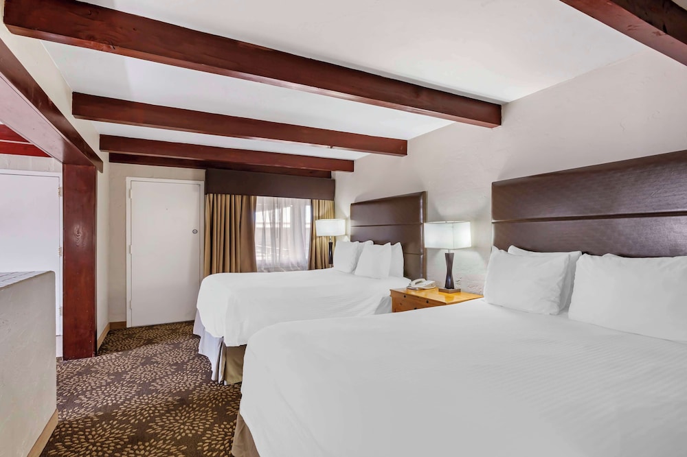 Suite, 2 Queen Beds, Non Smoking, Refrigerator & Microwave photo 3