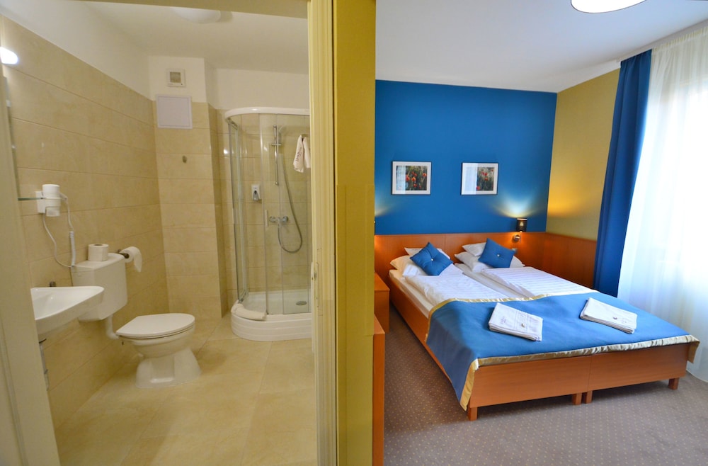 Standard Double or Twin Room photo 1