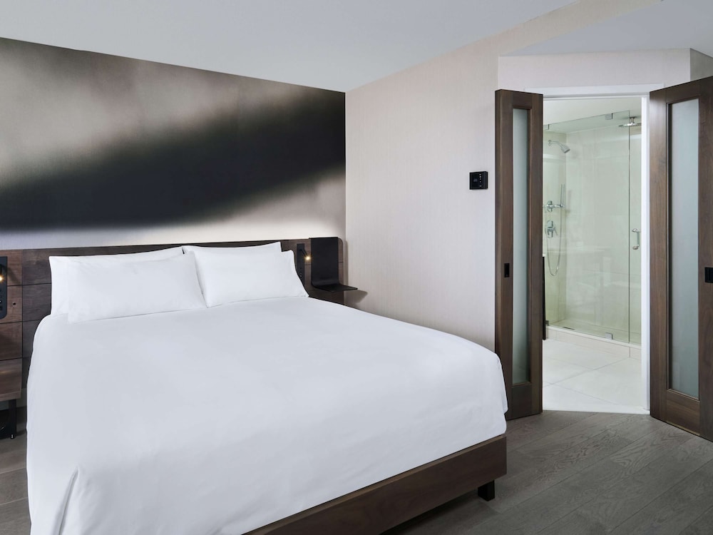 Executive Room, 1 King Bed thumbnail 5