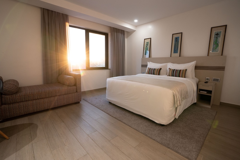 Deluxe Queen Room - Accessible photo 1